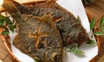 Nego hranjenje mačke sa bolesnim kolačićem
